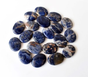 Pierres de méditation ovales en agate sodalite bleue de qualité supérieure, polies avec soin, style européen, pour la méditation et l'artisanat - Product Image 5
