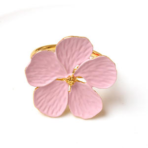 Les anneaux de serviette en métal floral en acier inoxydable rehaussent les décorations de table festives avec une touche de glamour et de sophistication. - Product Image 3