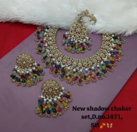 Parure de bijoux ethniques plaqué or antique en alliage avec zircon cubique et cristal, comprenant collier ras-de-cou, boucles d'oreilles pendantes et mangtika, idéale pour fiançailles et mariage, cadeau