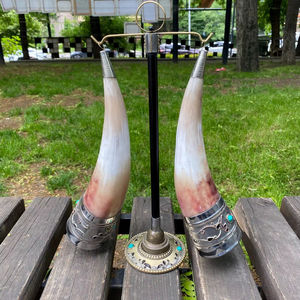 Juego de soporte y Cuerno para beber vikingo tradicional Taza de estilo nórdico para eventos de fantasía de hidromiel o decoración histórica - Product Image 1