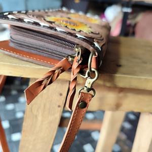 Nuevo estilo Vintage occidental Tooled Sling Bag Mujeres Tallado a mano Muñequeras Bolsa India Fabricante mayorista de monedero Tooled - Product Image 2