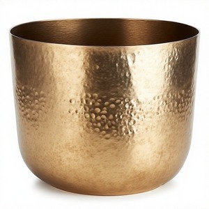 Maceta de AURA dorada con textura martillada a mano y acabado interior suave diseñada para elevar los verdes de interior - Product Image 2
