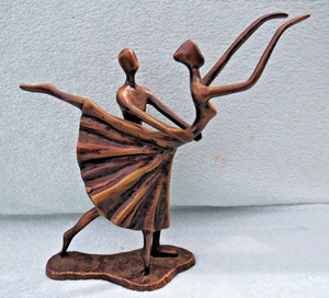 Top Trending Table Top Metal Escultura Estilo de Arte Moderno Showpiece para escritorio de oficina en casa y sala de estar con soporte negro. - Product Image 3