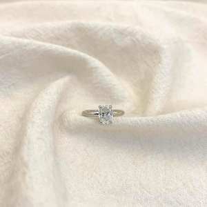 แหวนหมั้นเพชรโมอิสทรงรีตัดขนาด6x8มม. โซลิแทร์สี่ง่าม | เครื่องประดับเจ้าสาวสีทองเงิน - Product Image 6