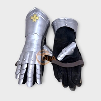 Gantelets de chevalier médiévaux authentiques: gants d'armure de fer fonctionnels avec emblème de croix croisé pour historique et collection.