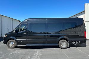 Fourgonnette de luxe Mercedes-Benz Sprinter 3500XD 2022 d'occasion en excellent état, moteur V6 turbodiesel, 10 places, très bien équipée - Product Image 3