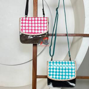 Sacs à main pour femmes en gros directement de l'usine, sacs à main personnalisés à la mode, sacs à bandoulière en cuir de vache travaillé à la main avec rabat à carreaux, style western - Product Image 1