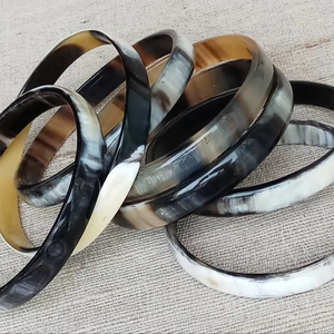 Bracelets en corne de buffle naturelle, fabrication artisanale de bijoux en corne de buffle - Product Image 1