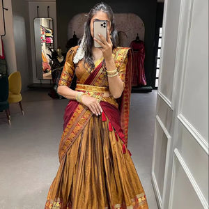 Belle Designer Soie Lehenga Choli avec Zari Tissage Travail pour Demoiselles d'Honneur ou Mariage Elégant Mariage Lehenga Choli - Product Image 3