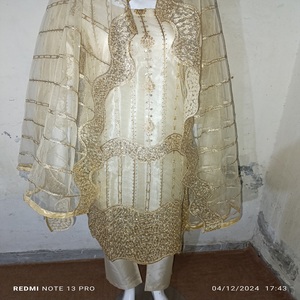 Lehenga Choli de Novia Pakistaní e India con Bordado Intenso, Diseño Étnico Moderno de Largo Completo para Bodas y Fiestas de Eid - Product Image 5