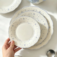 Assiette de dîner en céramique bleue à motifs floraux en relief, style vintage français, assiettes à salade en porcelaine festonnées pour la maison, le restaurant et les fêtes