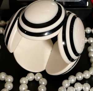 Bracelet pour femmes de style vintage personnalisé de la meilleure qualité fabriqué à la main en résine de qualité supérieure bijoux de mode avec diamant perle cadeau Inde - Product Image 1