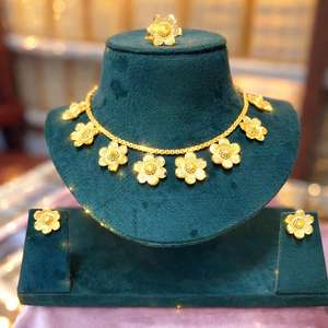 Collier statement exquis plaqué or, lourd, à plusieurs niveaux, à volants, et boucles d'oreilles pendantes avec des accents de pompons 63026 - Product Image 5