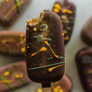 Prix d'usine Meilleure qualité en gros Bar à crème glacée de Dubaï fabriqué à partir de lait et de pistaches recouvert de délicieux chocolat Vente à chaud - Product Image 1