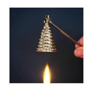 Apagavelas de metal elegante diseñado para un control de llama sin esfuerzo que mejora su experiencia de iluminación con velas de forma segura en el hogar. - Product Image 6