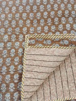 Nouvelle couette kantha à trois couches de couleur musterd avec un rembourrage en coton fait à la main