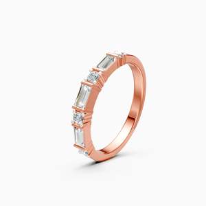 Anillo Apilable de Lujo Sostenible con Diamantes Cultivados en Laboratorio, Corte Baguette y Redondo, con 0.5 Ct |   En oro amarillo, blanco y rosa de 9 quilates - Product Image 2