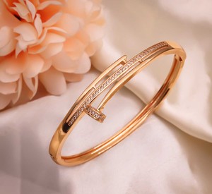 กำไลข้อมือแบบเปิดทันสมัยชุบทองประดับด้วยหินคิวบิกเซอร์โคเนีย (AD) คุณภาพสูง ปรับขนาดได้ - Product Image 3