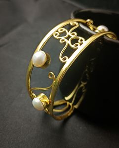 สร้อยข้อมือและกำไลทองเหลืองชุบทองหรูหราสำหรับผู้หญิงดีไซน์ใหม่เป็นที่ต้องการสูงคอลเลกชันไข่มุกที่สวยงามสำหรับกำจัดวัชพืช - Product Image 4