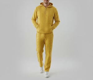 Conjunto Deportivo de Dos Piezas para Hombre, Sudadera con Capucha y Pantalones Deportivos Amarillos Texturizados, Estampado Geométrico, Ropa Deportiva Informal - Product Image 3