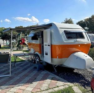 Caravana Moderna 4x4 Tipo Tear Drop, Remolque de Viaje de Aluminio con Cocina Deslizable de Acero Inoxidable y Piso Vinílico para 2 Personas - Product Image 6