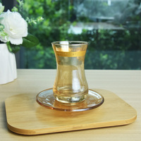 Thé noir turc, pudding, extrait de café, verre en forme de tulipe avec des plats à sauce