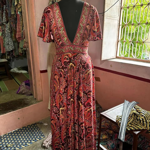 Elegante vestido largo bohemio Estampado de cachemir rojo y verde con escote en V profundo Ideal para el verano y ocasiones Casuales - Product Image 1