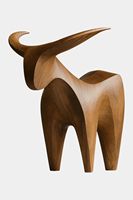 Sculpture en bois de style antique fabriquée avec un look vintage idéal pour une décoration classique et une expression artistique intemporelle