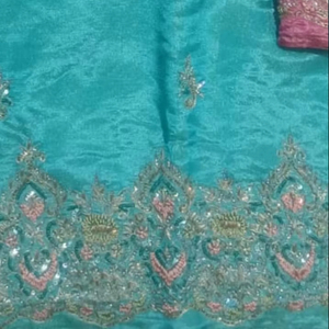 Costumes indiens modernes brodés à la main non cousus pour femmes élégants pour les fêtes de style traditionnel - Product Image 1