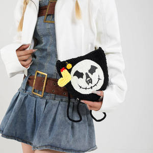 Bolso Bandolera Unisex de Algodón Hecho a Mano con Diseño de Murciélago Divertido y Calabaza de Halloween, Tejido a Crochet, Moderno, Duradero y Portátil - Product Image 3