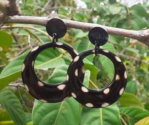 Pendientes colgantes de cuerno de búfalo de estilo animal único clásico hechos a mano por F S International hechos de material natural - Product Image 2