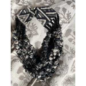 Collar de cuentas de sari de seis hilos con diseño geométrico monocromático - Product Image 1