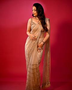 Vêtements de fête de mariée en tissu de créateur ethnique Saree Design exclusif Dernière collection avec broderie Travail lourd - Product Image 2