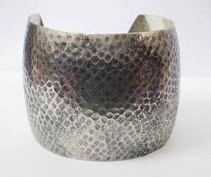 Bracelet large en cuivre plaqué argent de luxe avec surface texturée martelée sophistiquée, style antique élégant, artisanat métallique - Product Image 1