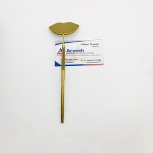 Vente en gros de miroir en forme de lèvres plaqué or pour les extensions de cils Pince à épiler à sourcils durable avec bout pointu Artiste inspecté - Product Image 4