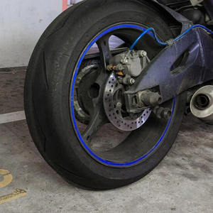 Pneu de tourisme d'aventure avec des flancs de pneu de moto durables et une excellente traction sur tous les terrains - Product Image 1