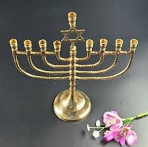 Candelabro Menorah de Latón Premium, Lámpara Tradicional de Hanukkah, Portavelas Decorativo, Adorno Religioso - Product Image 1