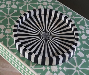 Plateau de service en os incrusté d'harmonie florale |   Plateau décoratif artisanal en bleu et blanc avec motif floral délicat, disponible - Product Image 2