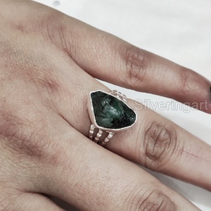 Bijoux en pierre brute bague pour femme émeraude naturelle pierre précieuse brute mai pierre de naissance bande à trois pois bague en argent Sterling 925 de Noël - Product Image 4