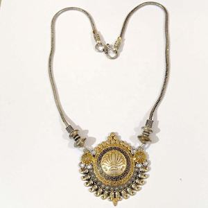 Collares de cadena colgantes de joyería de metal blanco oxidado Gs, uso de regalo para mujeres, disponible a precio de lote para exportación. - Product Image 1