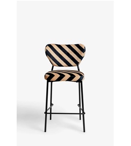 Chaise moderne et élégante en fer avec coussins doux et cadre durable pour bureau à domicile, salle de bain ou patio - Product Image 1