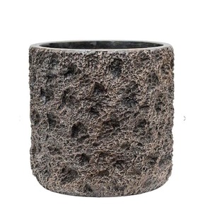 Maceta y maceta de metal de estilo antiguo de tendencia con aspecto tribal para espacios espirituales, esquinas de meditación o uso en el jardín - Product Image 3