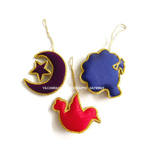 Juego de Adornos Navideños de Tela Bordada a Mano con Forma de Camello, 3x4 Pulgadas, Tres Piezas, VAISHNAVI HANDICRAFTS - Product Image 2