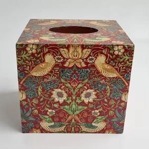 Boîte à mouchoirs de style traditionnel rouge pour décor de bureau à domicile et de table à manger avec un look élégant et une utilisation fonctionnelle quotidienne - Product Image 1