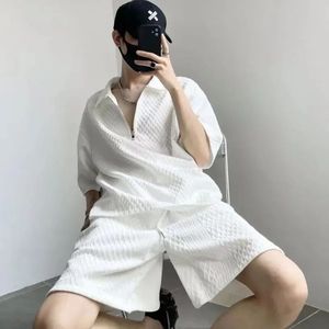 ชุดลำลองผู้ชาย เสื้อยืดและกางเกงขาสั้นทรงหลวมใส่สบาย ดีไซน์เท่ห์ ผ้าไนลอนเรียบ แบรนด์แท้ ปกเสื้อแบบปกเชิ้ต ดีไซน์สำหรับผู้ชาย - Product Image 2