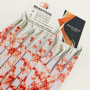 Pinzas para extensión de pestañas con estampado de mármol naranja Cierre completo Agarre fuerte Logotipo privado personalizado Punta de fibra de 90 grados Acero sostenible - Product Image 5