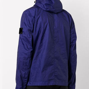 เสื้อแจ็คเก็ตกันลมกันน้ำสำหรับผู้ชายแบบ Private Label ผลิตแบบ OEM มีฮู้ด ป้องกันรังสียูวี โลโก้ด้านหน้า ทรงหลวม บริการ OEM - Product Image 4