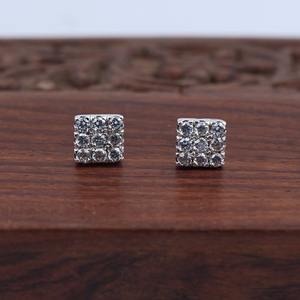 ต่างหูสตั๊ดทรงสี่เหลี่ยมที่มีตารางของเพทายสีขาวประกายพื้นผิวสีเงินทำด้วยมือเพื่อความสง่างามเหนือกาลเวลาและความเย้ายวนใจในชีวิตประจำวัน - Product Image 1