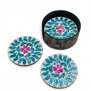 ชุดจานรองแก้วสไตล์โบฮีเมียนคุณภาพพรีเมียม ทำจากเปลือกหอยมุก พร้อมกล่องเปลือกหอยมุกสำหรับเก็บจานรองแก้ว ผลิตด้วยมือในเวียดนาม - Product Image 1