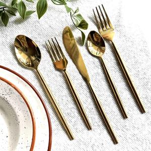 Ensemble de couverts élégants plaqués or, cinq pièces, fourchette et cuillère en acier inoxydable, couteau parfait pour les dîners élégants et les hôtels - Product Image 2